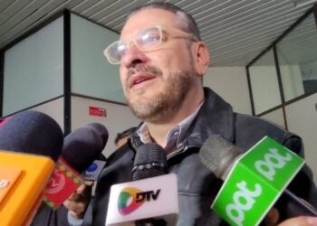El cívico Rómulo Calvo a la salida de su lectura de sentencia en Santa Cruz.