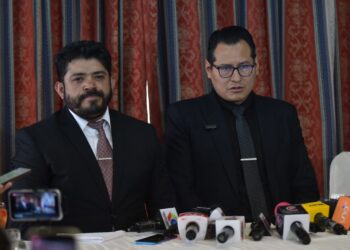 El fiscal departamental de La Paz, Luis Carlos Torrez (der,) brinda una conferencia de prensa.