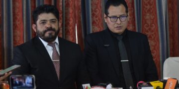 El fiscal departamental de La Paz, Luis Carlos Torrez (der,) brinda una conferencia de prensa.