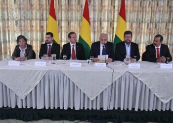 Bloque de oposición: Amparo Ballivián, Efraín Suárez, Jorge Quiroga, Carlos Mesa, Samuel Doria Medina y Vicente Cuéllar.