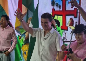 EL senador Rodrigo Paz Pereira participa de su proclamación en Santa Cruz.