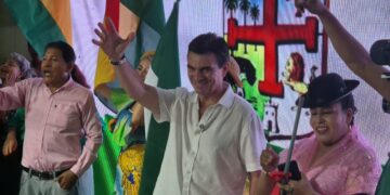 EL senador Rodrigo Paz Pereira participa de su proclamación en Santa Cruz.