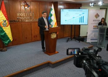 El ministro de Economía, Marcelo Montenegro, en conferencia de prensa.