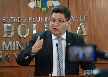 El ministro Montenegro cuestiona a la oposición.