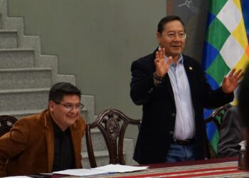 El presidente Luis Arce junto a su ministro de Economía, Marcelo Montenegro.