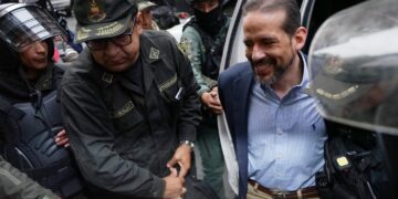 El gobernador de Santa Cruz, Luis Fernando Camacho, ingresa a la audiencia del juicio oral.