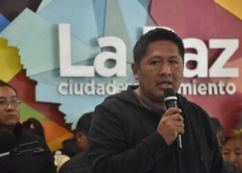 Los transportistas en reunión con la Alcaldía y vecinos.
