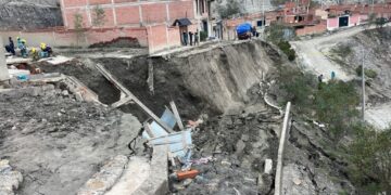 Un inmueble en vilo por deslizamiento de talud.