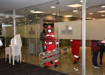 La diputada Mónica Torres evacuada de la Asamblea Legislativa.