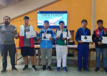 Un grupo de ajedrecistas premiados