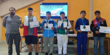 Un grupo de ajedrecistas premiados