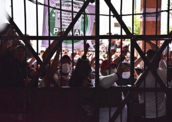 Puerta de ingreso al penal de San Pedro en La Paz