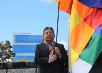 El presidente David Choquehuanca en la iza de la bandera por los 244 años de la gesta libertaria del 10 de febrero de 1781.