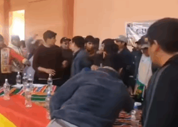 Comunarios expulsan al ministro Véliz del coliseo.
