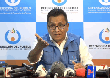 El Defensor del Pueblo, Pedro Callisaya, en conferencia de prensa.