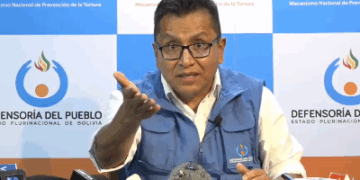 El Defensor del Pueblo, Pedro Callisaya, en conferencia de prensa.