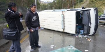 Así quedó un minibús de transporte público luego de una colisión con un vehículo particular.