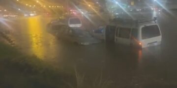 Al menos siete vehículos quedaron en medio del agua.