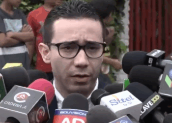 El fiscal departamental de Santa Cruz, Alberto Zeballos, informa el hecho.