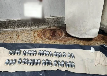 Cápsulas de droga expulsadas del cuerpo de los detenidos.