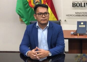 El presidente de YLB, Omar Alarcón, en conferencia de prensa.