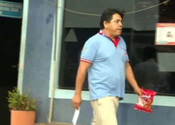 Los micreros suben a sus vehículos con bolsas de dulces