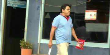 Los micreros suben a sus vehículos con bolsas de dulces