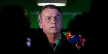 El expresidente brasileño, Jair Bolsonaro, habla con la prensa