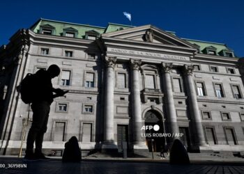 Milei intenta abrir a capital privado el mayor banco argentino