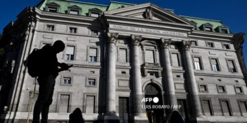 Milei intenta abrir a capital privado el mayor banco argentino