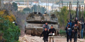 El ejército israelí inició la evacuación de refugiados