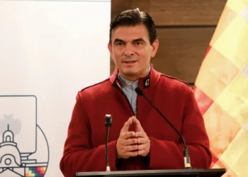 El senador Rodrigo Paz Pereira brinda una conferencia de prensa.