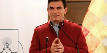 El senador Rodrigo Paz Pereira brinda una conferencia de prensa.
