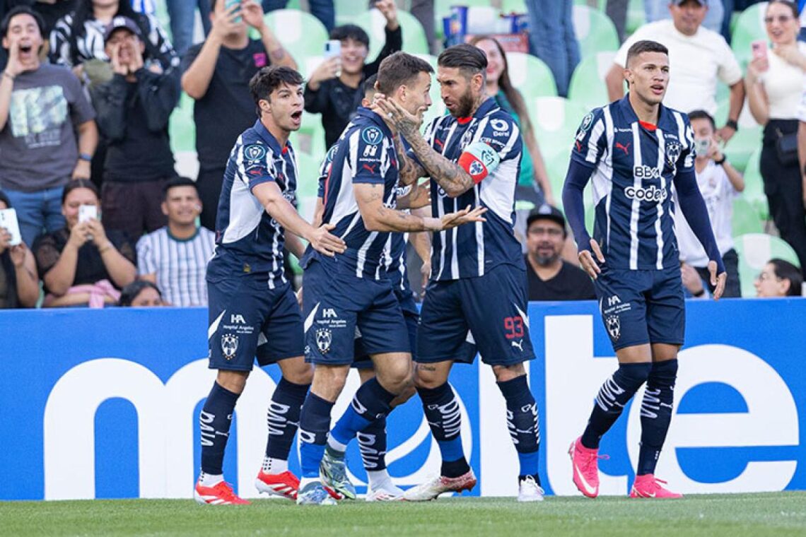 Sergio Ramos y sus compaños del Monterrey celebran un gol contra Vancouver Whitecaps.