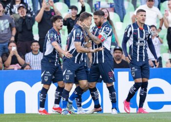 Sergio Ramos y sus compaños del Monterrey celebran un gol contra Vancouver Whitecaps.