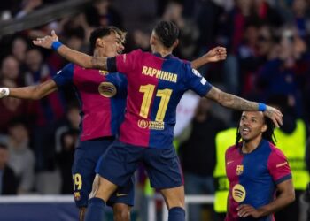 Yamal y Raphinha celebran un gol del Barcelona.