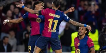 Yamal y Raphinha celebran un gol del Barcelona.