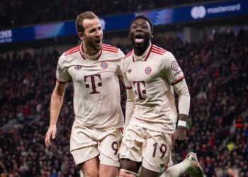 Harry Kane y Alphonso Davies festejan un gol del Bayern.