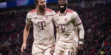 Harry Kane y Alphonso Davies festejan un gol del Bayern.