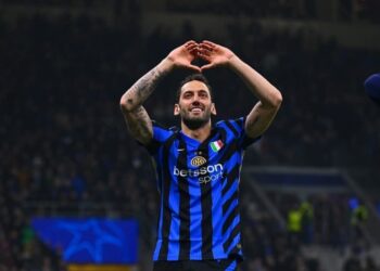 Hakan Çalhanoğlu celebra el gol que marcó.