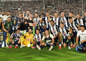 El plantel de Alianza Lima festejó la clasificación a grupos junto a su gente.