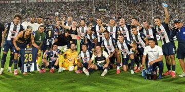 El plantel de Alianza Lima festejó la clasificación a grupos junto a su gente.