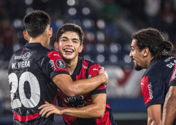 Viera, Fariña y Da Costa celebran un tanto a Melgar.