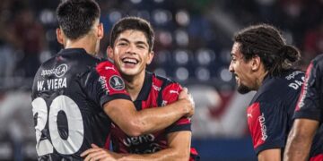 Viera, Fariña y Da Costa celebran un tanto a Melgar.