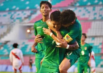 Integrantes de la selección boliviana sub 17 celebran un gol.