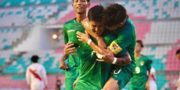 Integrantes de la selección boliviana sub 17 celebran un gol.