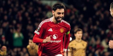 Bruno Fernandes celebra uno de sus tres goles.