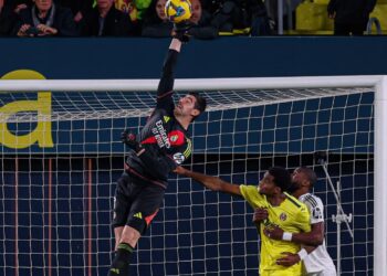 El portero Thibaut Courtois en acción durante el partido contra el Villarreal.