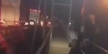 Un menor de edad fue rescatado por una mujer.