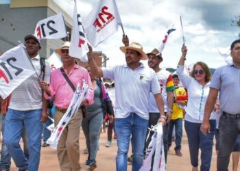 Luis Fernando camacho y activistas del 21F